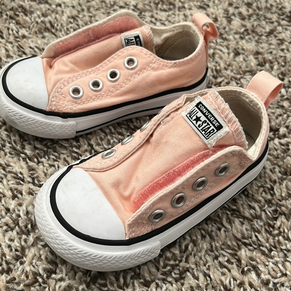 Light pink toddler girls size 5 Converse All Star velcro shoes great shape